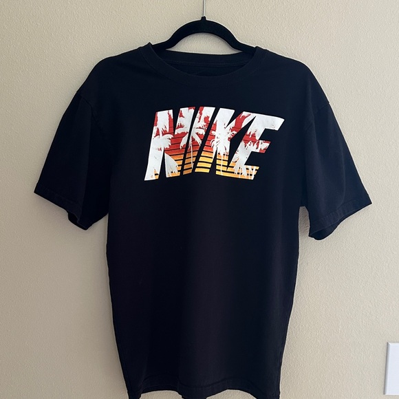 Nike Black Sunset Graphic Men's TShirt Medium EUC - Picture 1 of 7